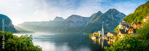 Foto Sonnenaufgang am See in Hallstatt Österreich Schiff an Anlegestelle Berg Kirche