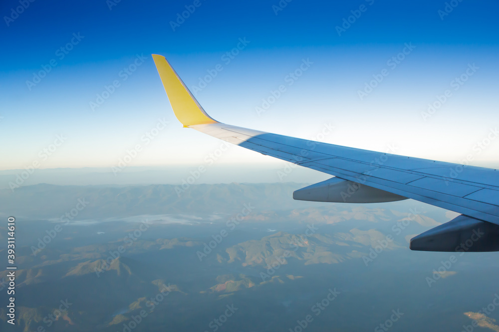 Obraz premium Wing aircraft in altitude during flight