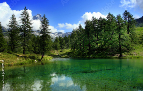 Fototapeta Naklejka Na Ścianę i Meble -  Lago azul en los Alpes