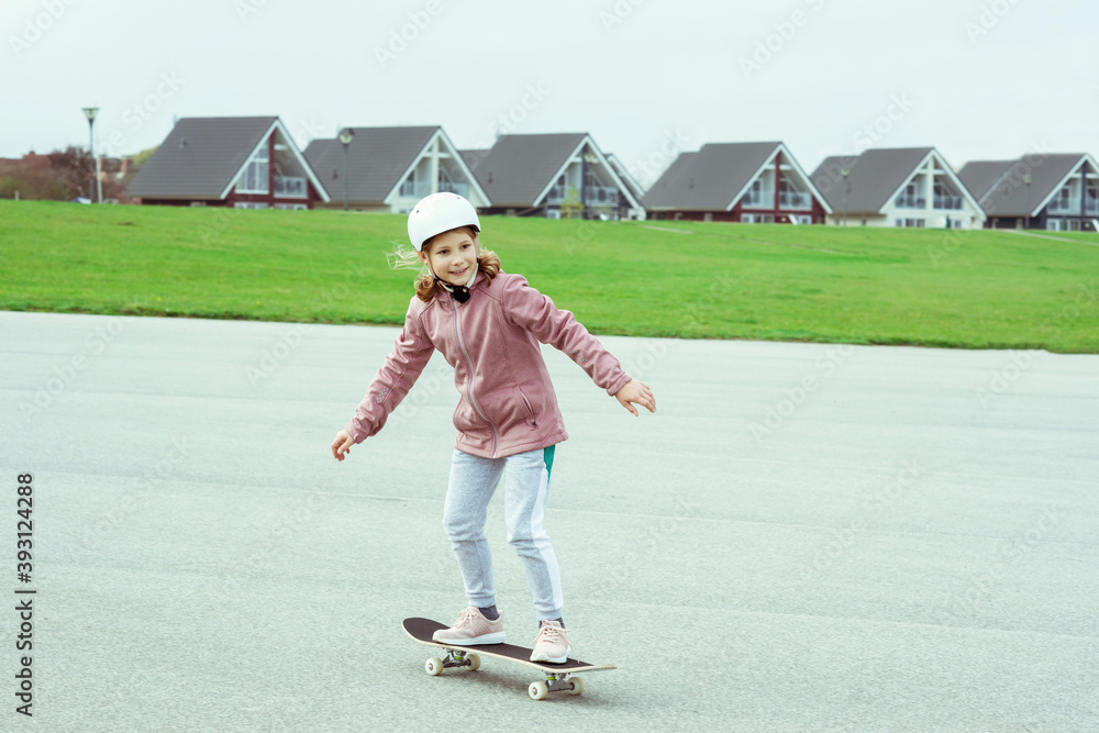 © spass - Adorable teenage girl drives with skateboard n helmet