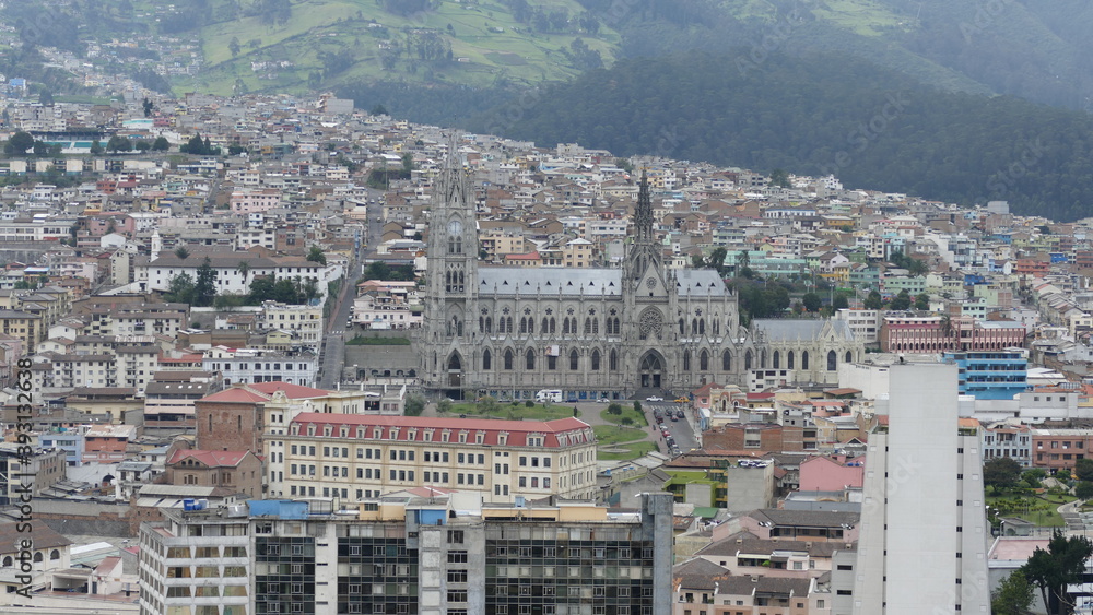 Quito, Ecuador, ist mit 2850 m über dem Meeresspiegel die höchstgelegene Hauptstadt der Welt. Sie gilt als eine der schönsten Städte in Südamerika. UNESCO-Weltkulturerbe seit 1987.