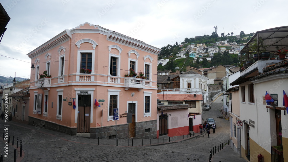 Quito, Ecuador, ist mit 2850 m über dem Meeresspiegel die höchstgelegene Hauptstadt der Welt. Sie gilt als eine der schönsten Städte in Südamerika. UNESCO-Weltkulturerbe seit 1987.