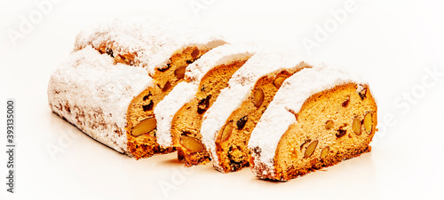 Selbstgebackerner Christstollen mit Puderzucker als Weihanchtsgebäck