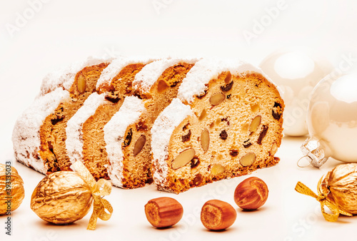 Selbstgebackerner Christstollen mit Puderzucker als Weihanchtsgebäck