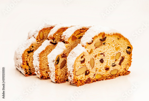Selbstgebackerner Christstollen mit Puderzucker als Weihanchtsgebäck