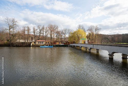 Betonbrücke über den großen Teich zum Inselzoo der Stadt Altenburg