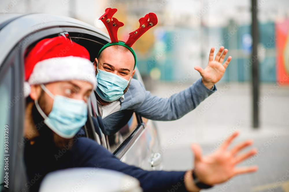 Obraz premium Friends wearing a protective face mask in the car. Holidays during epidemic. 