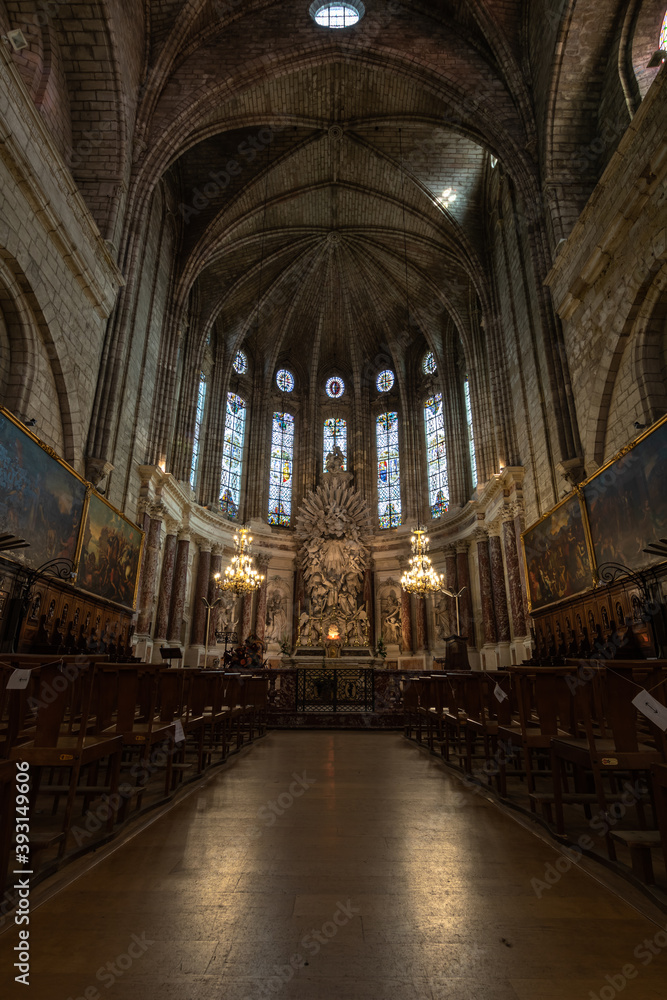 Vue à l'intérieur de la cathédrale Saint-Nazaire de Béziers (Occitanie, France)