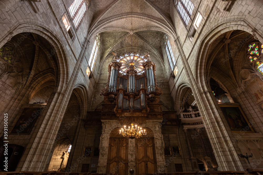Vue à l'intérieur de la cathédrale Saint-Nazaire de Béziers (Occitanie, France)