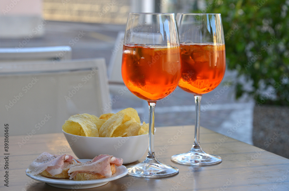 Naklejka premium Copas de spritz y aperitivos en Italia