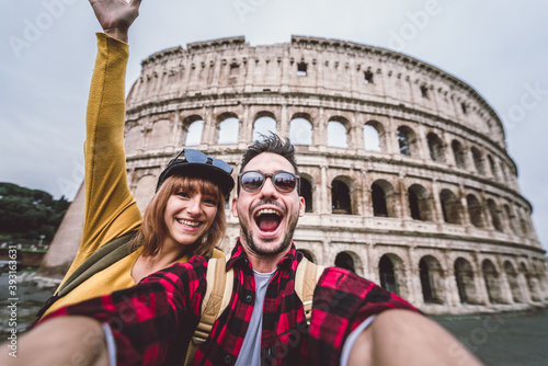 Photography Happy couple visiting Colosseum in Rome, Italy