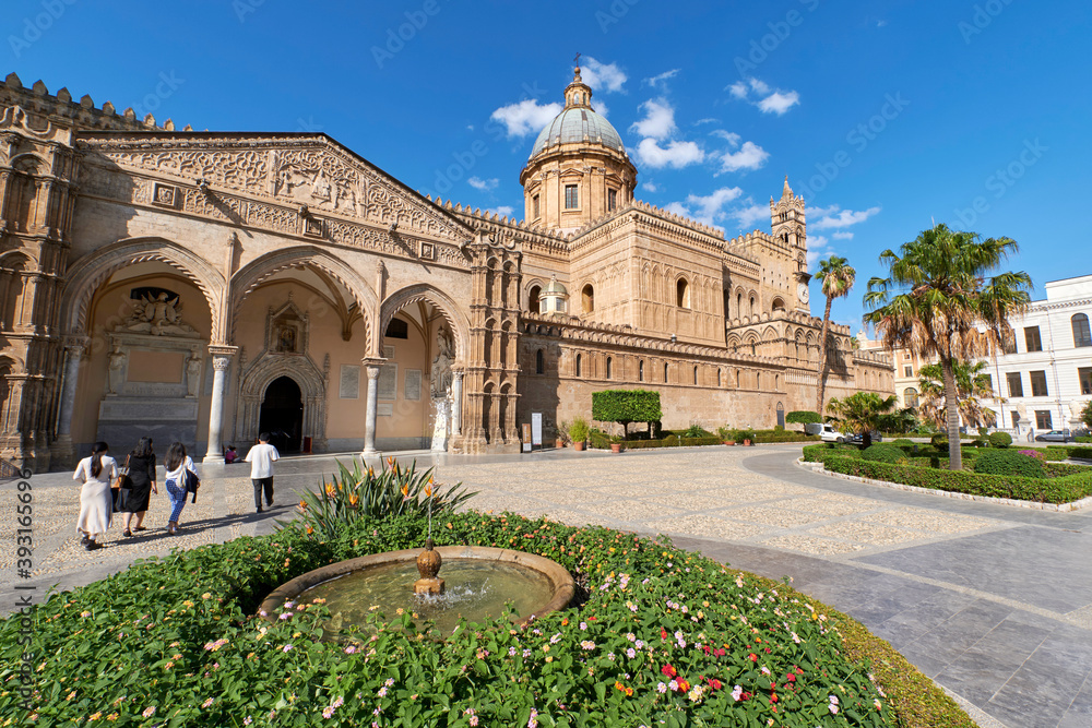 Obraz premium The Cathedral of Palermo in the afternoon sun