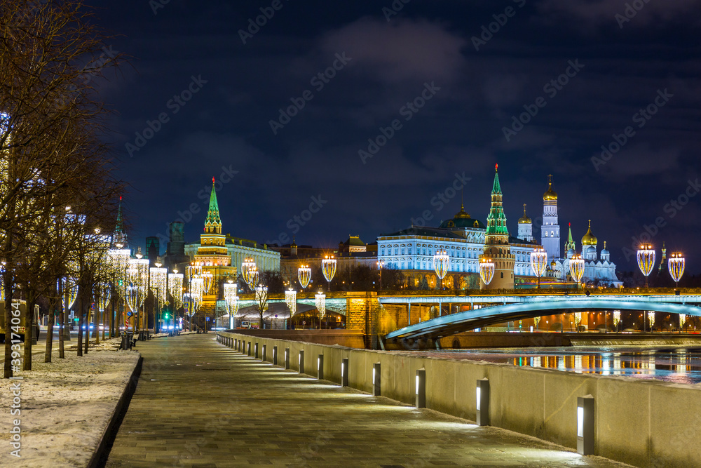 Obraz premium Night view on Moscow River embankment with christmas illumination