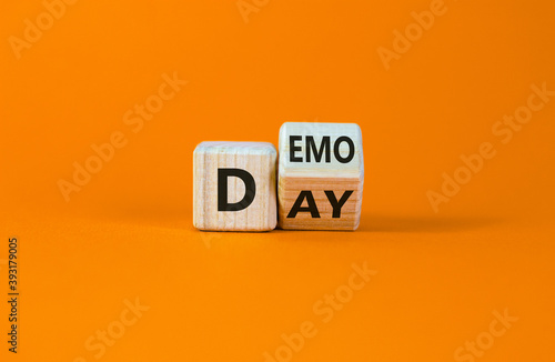 Fotografía Fliped wooden cubes with concept words 'demo day' on a beautiful orange background