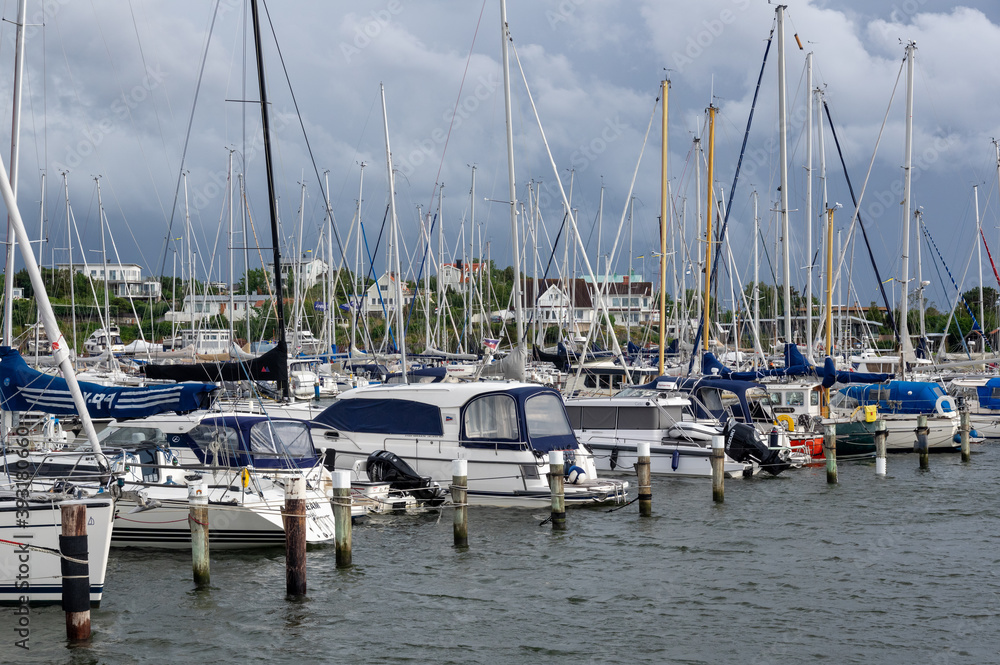 Obraz premium Båtar och bryggan i GKSS hamnen