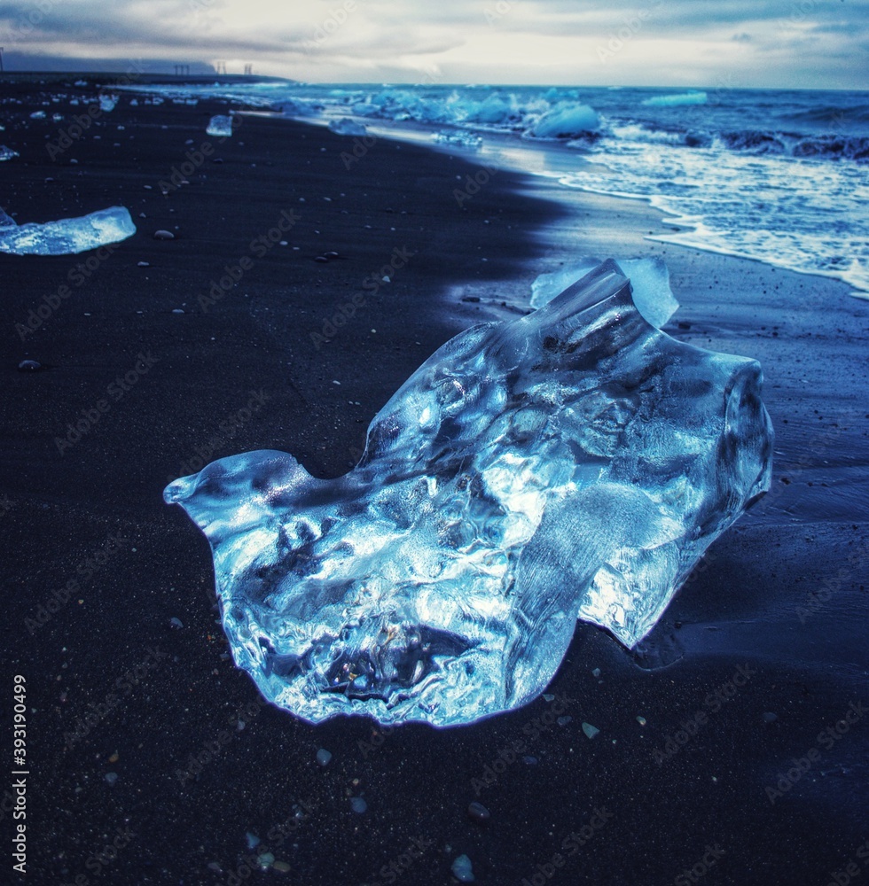 Obraz premium Diamond Beach, a Black sand and ice rocks beach, Jokulsarlon, Iceland