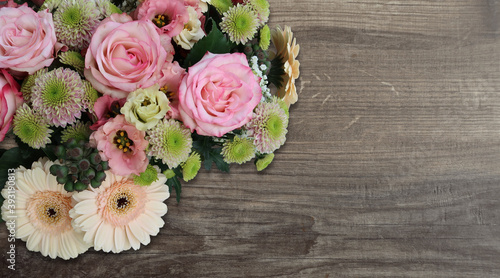bouquet of roses in the upper left on wooden background  - copy space © Stylecore