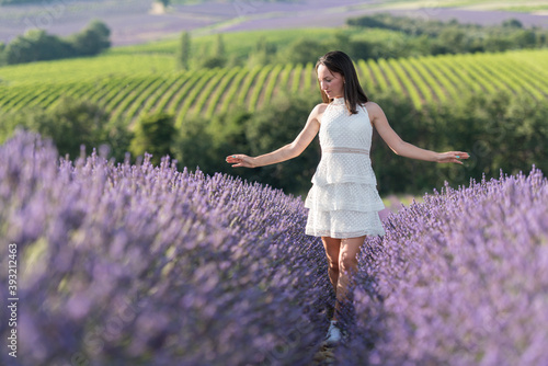 Wallpaper Mural jeune fille en robe blanche au milieu d'un  champ de lavande Torontodigital.ca