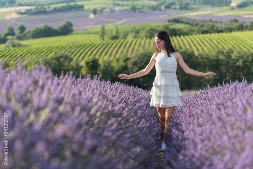 Wallpaper Mural jeune fille en robe blanche au milieu d'un  champ de lavande Torontodigital.ca