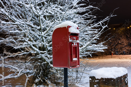 Photography Traditional red postbox in the snow