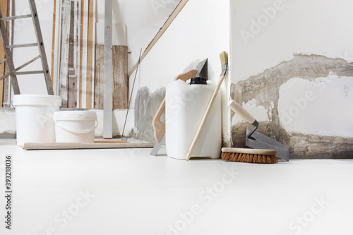 Schilderij op canvas Indoor shot close up frontal view of bricklayer, plasterer or house painter tool