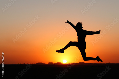 silueta de chico a contraluz saltando el sol © Fran