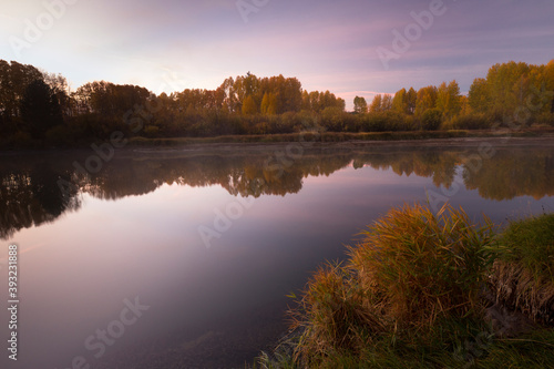 Fototapeta Naklejka Na Ścianę i Meble -  Reflections of fall color along the Deschutes river in Bend, Oregon