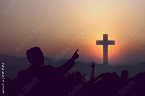 Obraz na plátně Silhouette of people looking at Christian cross