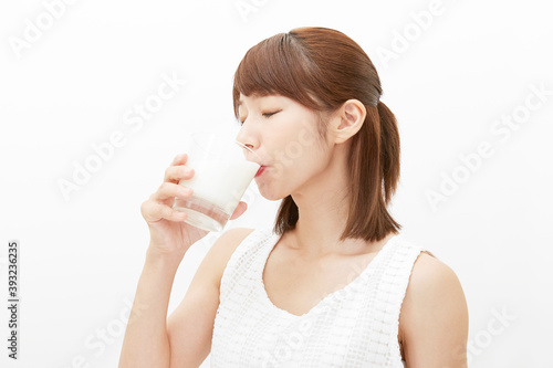 牛乳を飲む女性
