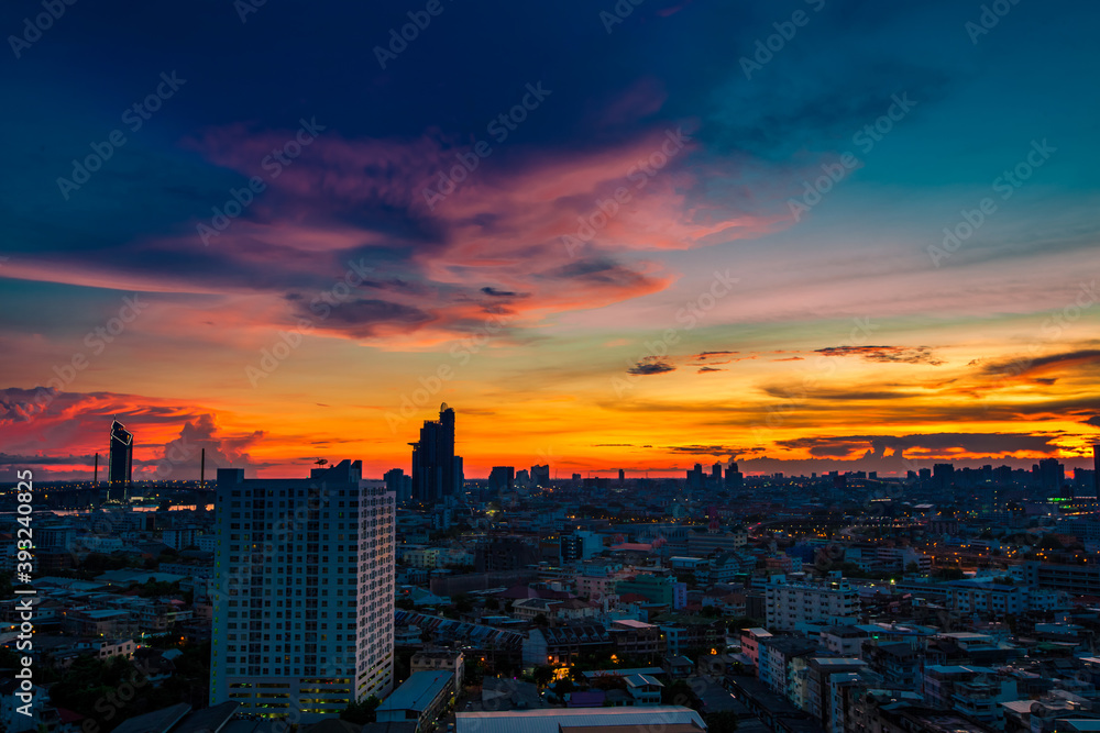 Fototapeta premium Panorama view of panoramic city views, overlooking a wide range of high-rise buildings, blurred breezes, residential distribution (condominiums, offices, expressways)