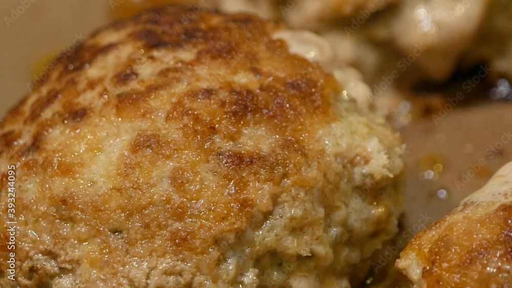 焼き目のついたハンバーグ。ラム肉で作ったハンバーグをフライパンで焼いてる動画のクローズアップ。 焼き目のついたハンバーグ。ラム肉で作ったハンバーグをフライパンで焼いてる動画のクローズアップ。