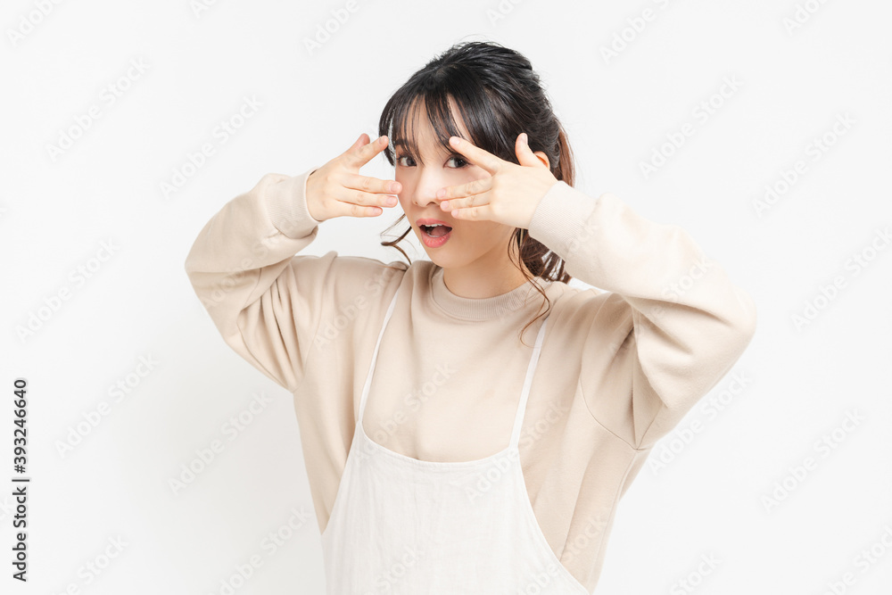 手で目を隠す若い女性 手で目を隠す若い女性