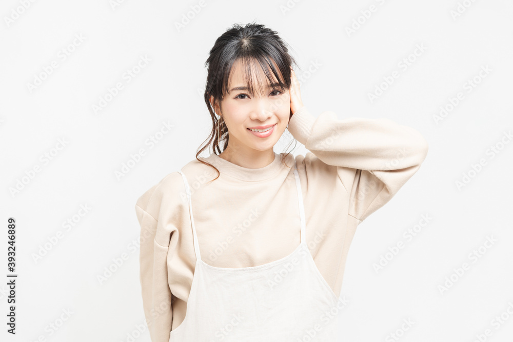 手で耳を塞ぐ若い女性 手で耳を塞ぐ若い女性