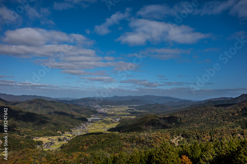 紅葉の山と青空、田舎の風景。京都府与謝郡与謝野町