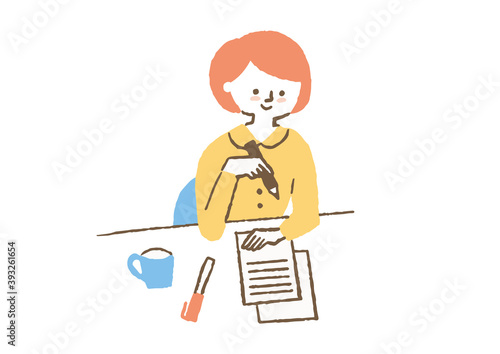 書類を書いている女性