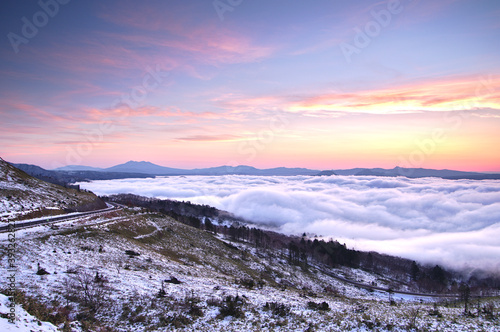 早朝の峠から広がる雲海の風景