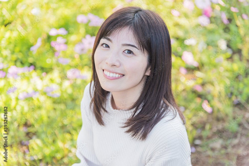 お花畑で微笑む女性 お花畑で微笑む女性