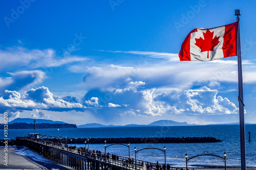 foto en plano general de la bandera de canda en un muelle sin personas