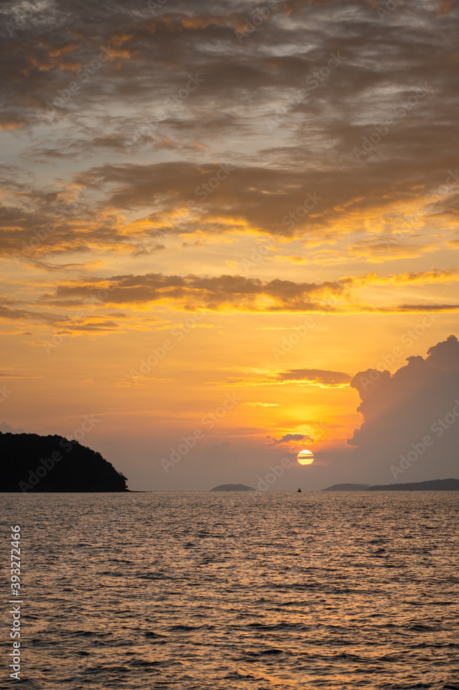 Naklejka premium Beautiful light at sunset in the sea in summer.