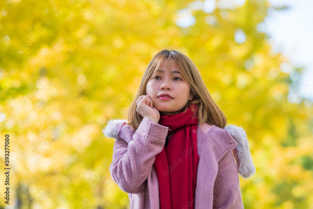 イチョウ並木にいる若い女性 イチョウ並木にいる若い女性