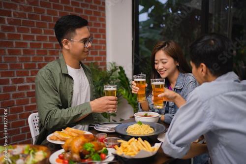 Fotografia Group of Asian friends are celebrating the festival, they clink glasses beer