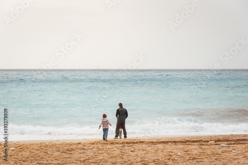 un homme est à plage avec ses enfants. Un père et ses enfants sur la plage. Un père seul avec ses enfants