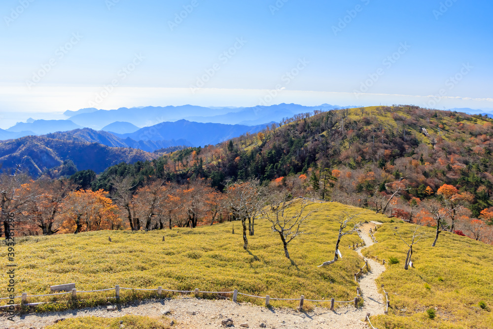 秋の日出ヶ岳から見た正木峠　大台ヶ原　奈良県　Masaki Pass seen from Mt.Hidegadake .Oodaigahara Mt.Hidegadake Nara-ken