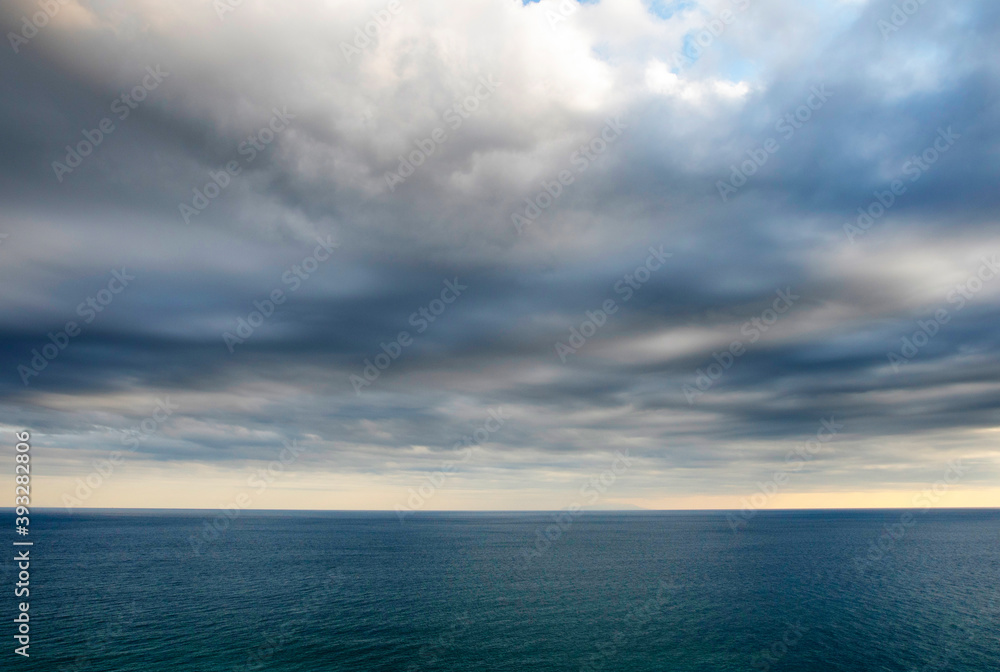 ドラマチックな海と空のイメージ