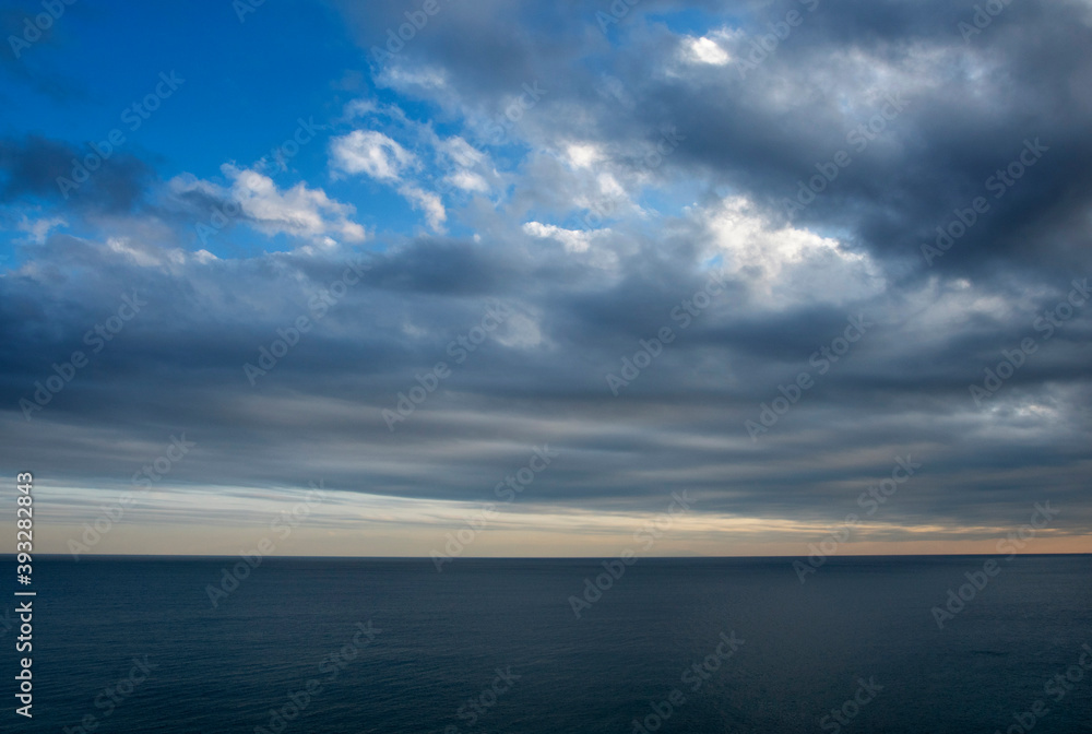 ドラマチックな海と空のイメージ