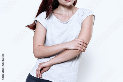 Canvas Print Girl with elbow pain hold on to him.