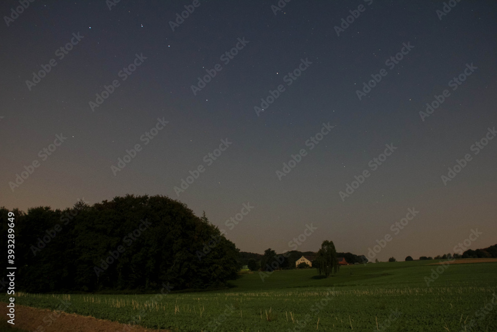 Fototapeta premium Nachthimmel in einem kleinen Dorf mit Sternen