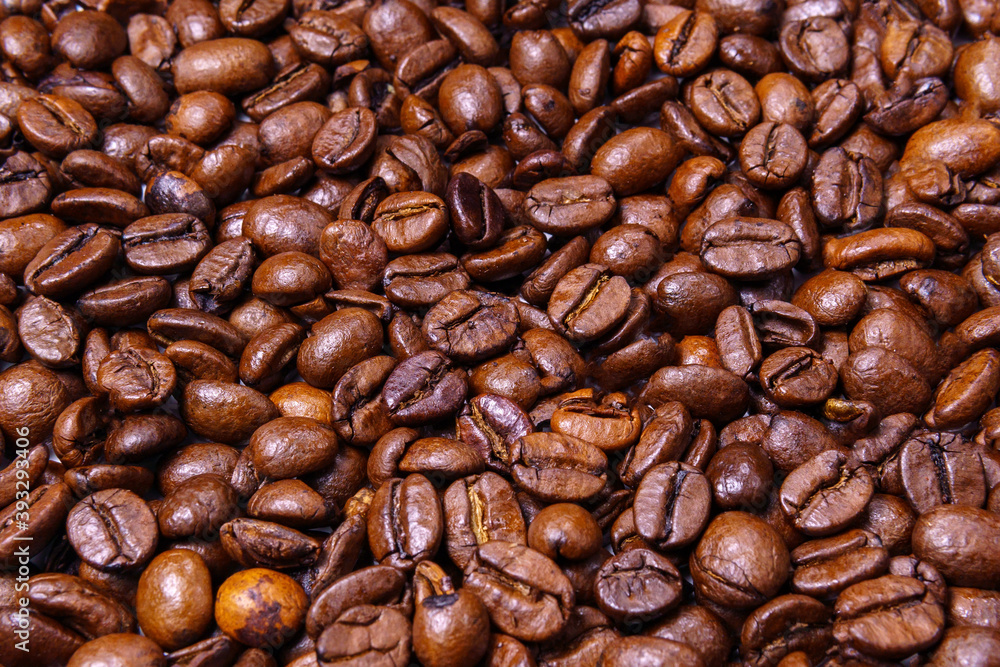 Naklejka premium roasted coffee beans background texture top view.