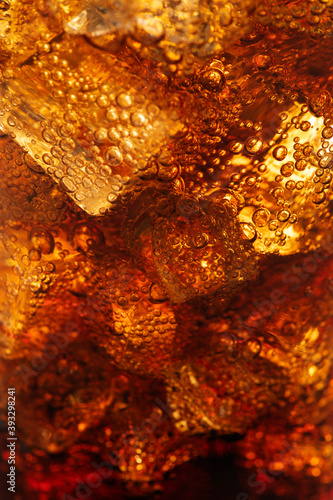 Cuadro en lienzo Cold carbonated drink over ice cubes in a glass close up