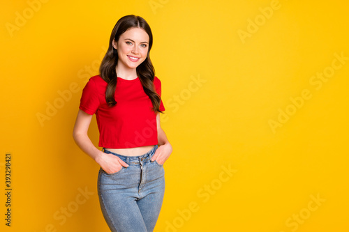 Fotografi Photo of pretty lady hold arms pockets good mood wear casual red t-shirt cropped